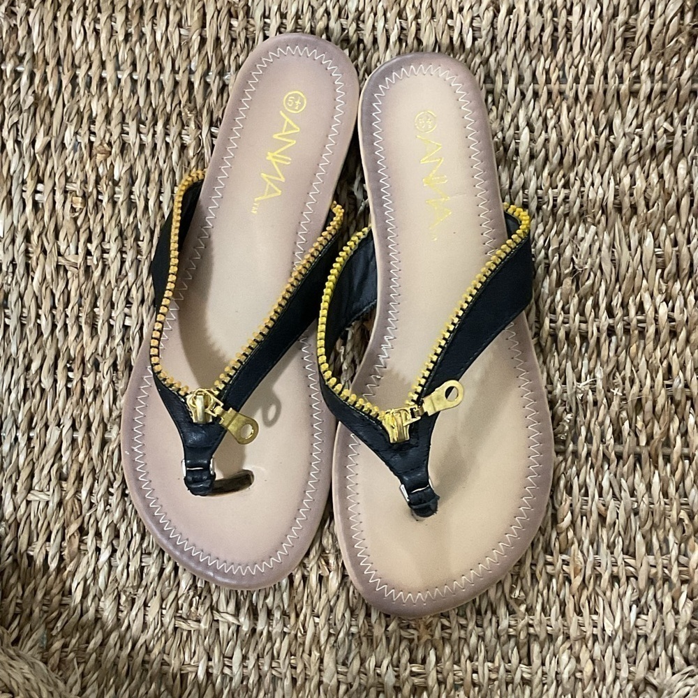 NWOT ANNA ZIPPER DETAIL SANDAL FLIP FLOP GOLG & BLACL BEAUTIES SZ 5 1/2